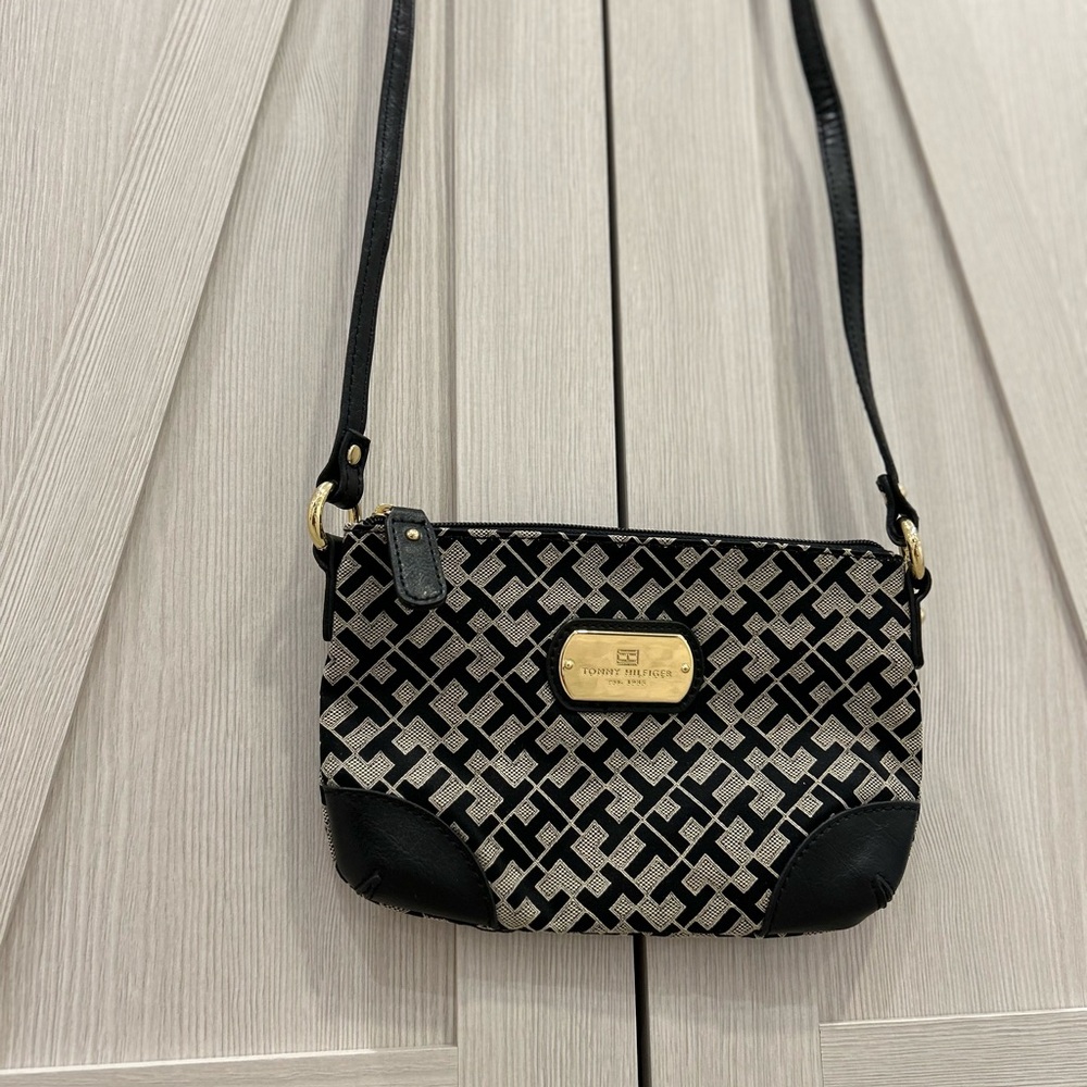 Tommy Hilfiger Crossbody wallet 💕